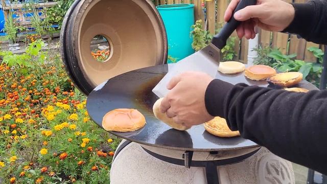 In Out Burger mit der Plancha auf dem Tandoor смотреть онлайн