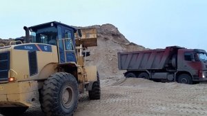 ПОГРУЗКА ПЕСКА В КАРЬЕРЕ.