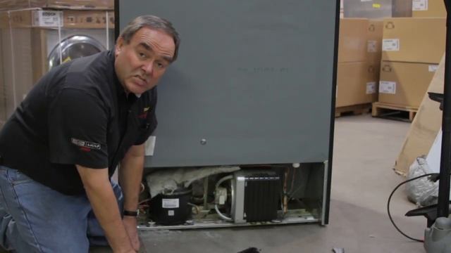 Home Appliances : How to Clean the Condenser in Your Refrigerator смотреть онлайн
