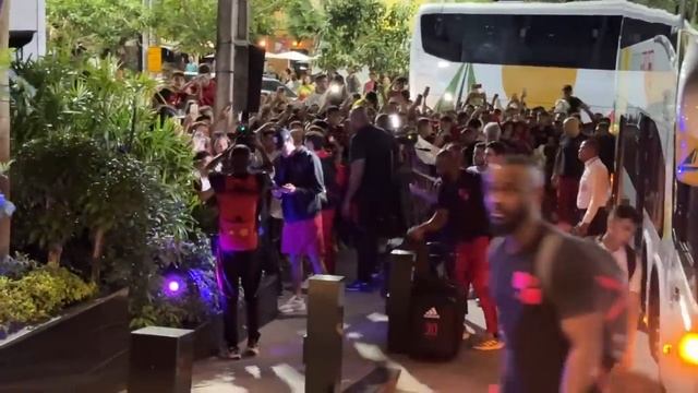 PAROU A CIDADE! CHEGADA DO FLAMENGO EM FORTALEZA! TORCIDA DO MENGÃO FAZ FESTA NO HOTEL! BRASILEIRÃO смотреть онлайн