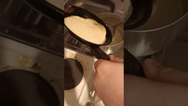 Как я жарю блины на старенькой сковороде ? смотреть онлайн