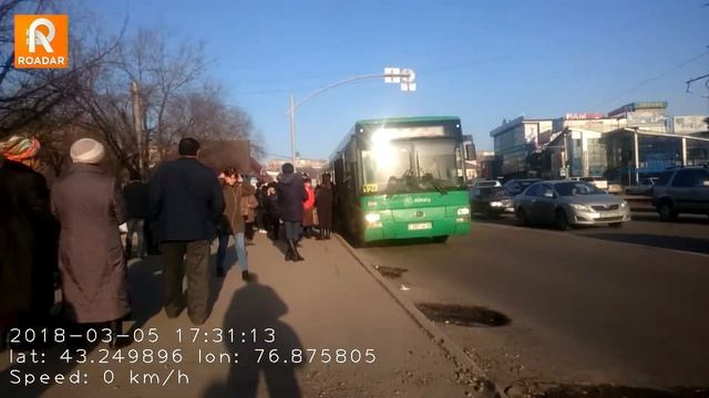 05.03.2018. Алматы. Толе би / Брусиловского. Общественный транспорт смотреть онлайн