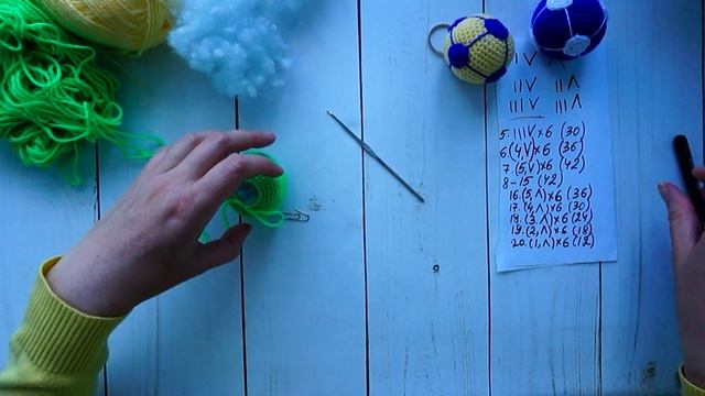 Подробный мастер класс для новичков .Брелок - футбольный мяч своими руками.Как связать идеальный ша смотреть онлайн