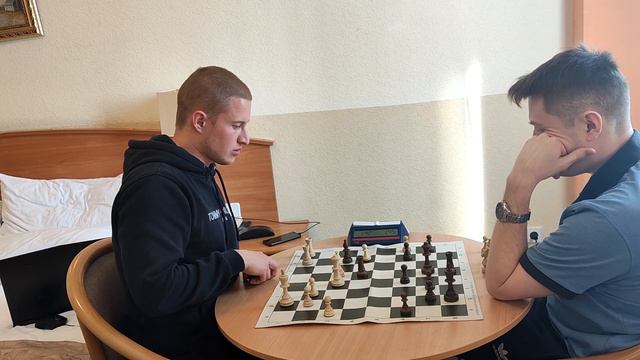 Блиц партия 5/9* Voroshilov Vladimir СМ(1975) Spitsin Alexey FM(2295) смотреть онлайн