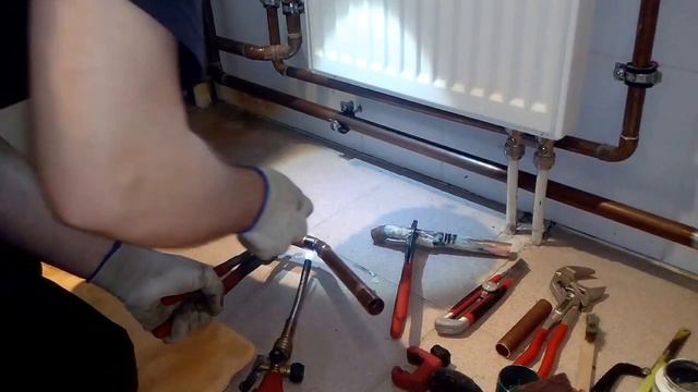 пайка-ремонт  медной трубы ф22мм ГВС в котельной на выходе из бойлера