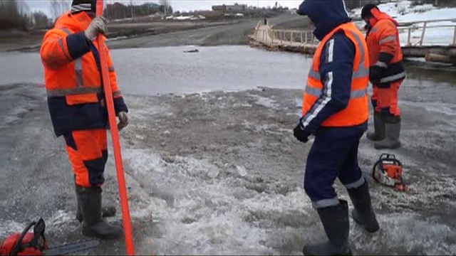 Уват_распил льда на Иртыше смотреть онлайн