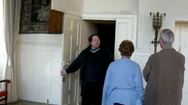 Château de Brissac: Closing the door to the Louis XIII bedchamber and folding the tapestry смотреть онлайн