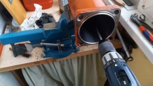 Полировка мелких царапин и пятен коррозии гидроцилиндра в домашних условиях наждачкой.