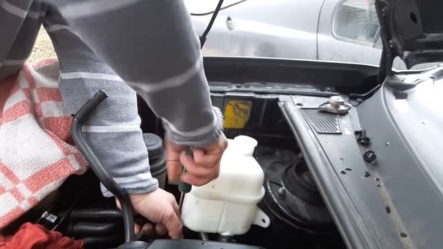 Замена бачка расширителя охлаждающей жидкости ХЕНДАЙ ТУКСОН! смотреть онлайн