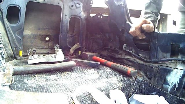 Как выправить вмятину багажника на улице. Митсубиши Каризма. смотреть онлайн