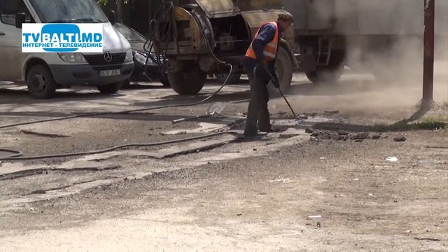 Ямочный ремонт внутридворовой территории в Бельцах 27 04 19 смотреть онлайн