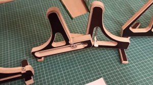 Держатели дверных полотен.