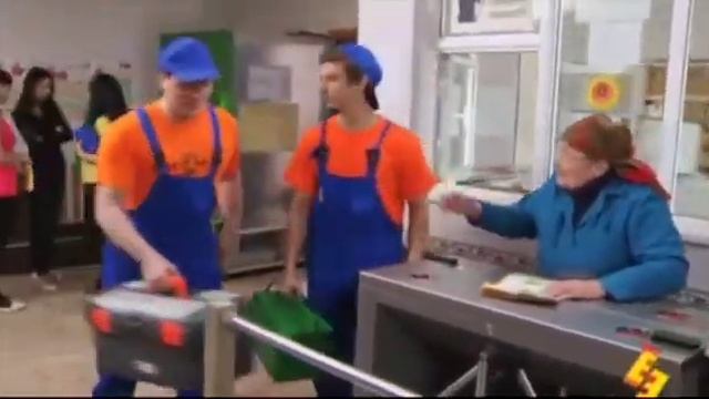 Когда тебе очень хочеться попасть в женское общежитие, ты готов прикинуться электриком, прикол) смотреть онлайн