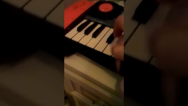 Курочка играет на пианино смотреть онлайн