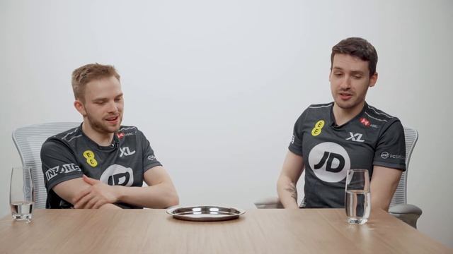 PRO PLAYERS FROM EUROPE TRY BRITISH SNACKS смотреть онлайн