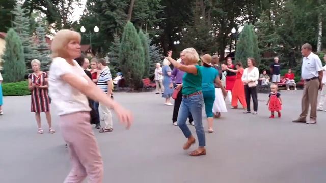 СУМНО, СУМНО, АЖ ЗА КРАЙ! ТАНЦЫ В ПАРКЕ ГОРЬКОГО ХАРЬКОВ СЧАСТЛИВЫЕ ДНИ смотреть онлайн