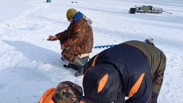 Зимняя рыбалка на хариуса в Саянах, 180км шестером на одном буране. (подробности в следующем видео) смотреть онлайн