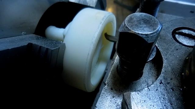 Нарезание резьбы на обратных оборотах резцом из Р6М5 смотреть онлайн