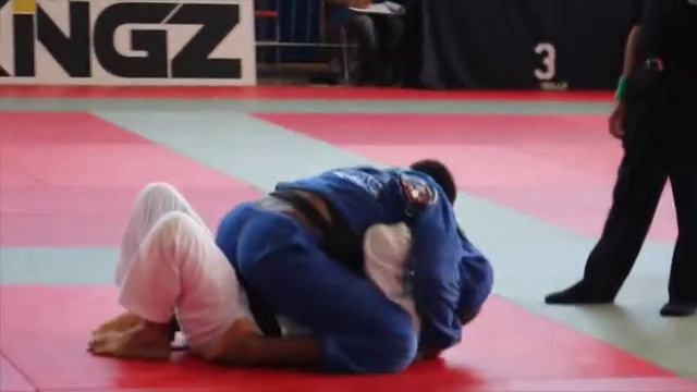 Lucio Sergio vs Chico Mendes - Semi final Gi Master 1 Open Class British Nationals 2016 смотреть онлайн