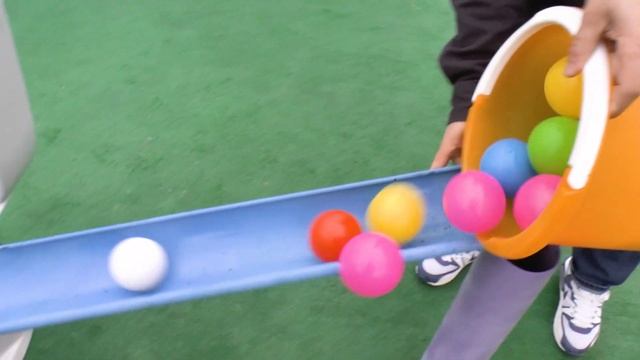Experiment , Toys Balls Run Race VS Coca-Cola, Different Fanta, Mirinda and Mentos in the toilet смотреть онлайн
