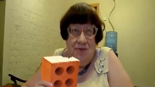 Бабке было нечего есть и она заточила кирпич