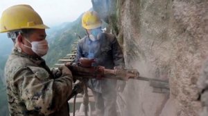 Стеклянные мосты в Китае, сумасшедшие постройки, как это строилось