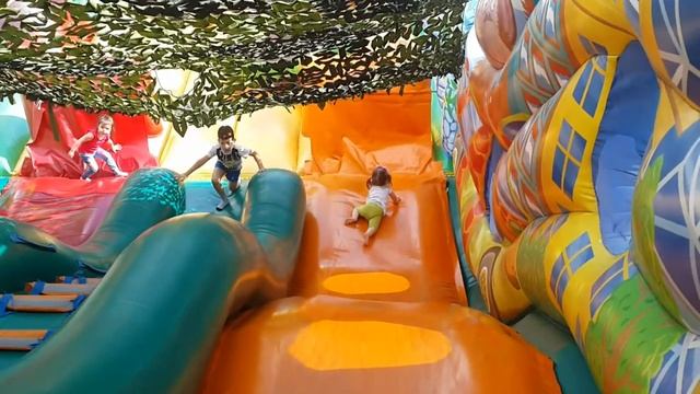 МЕГА PARK Уфа. Тая прыгает на батуте, катается с горки смотреть онлайн