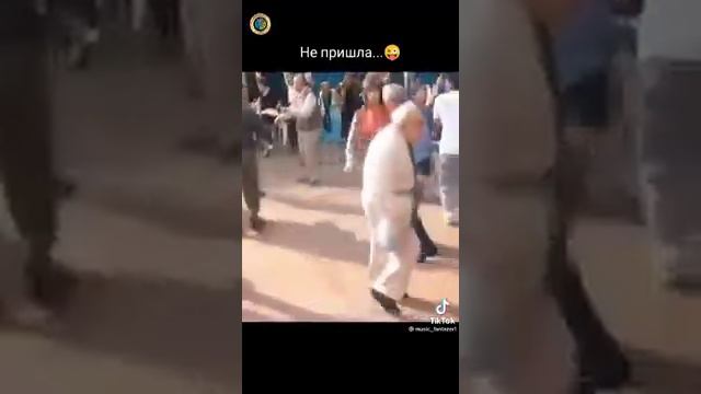 Дед зажигает на дискотеке смотреть онлайн