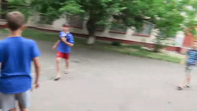 НА НАС НАПАЛИ ТОЛПА У НАС БЫЛ ПИСТОЛЕТ ! смотреть онлайн