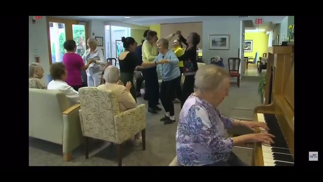 old lady plays bad piggies theme on piano смотреть онлайн