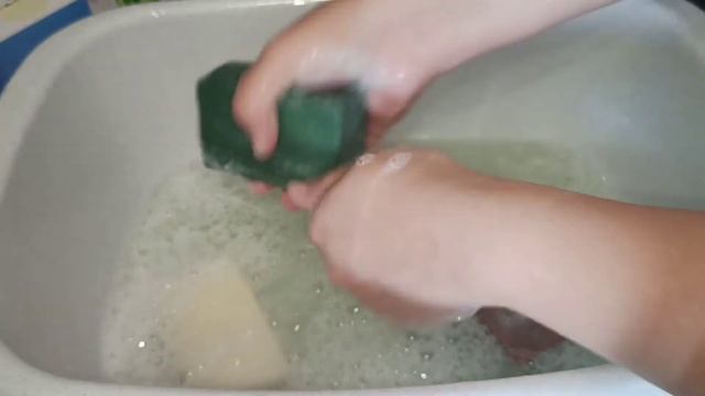 Мылю разноцветное трио из хозяйственного мыла. Море пены. Жмяк губкой. смотреть онлайн