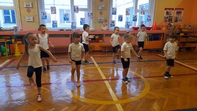 Детский танец. Зайцы делают зарядку. Новый Год 2023 смотреть онлайн