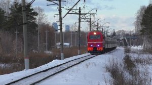 Все еще красный ЭП2К-107 с пассажирским поездом Нижневартовск - Адлер