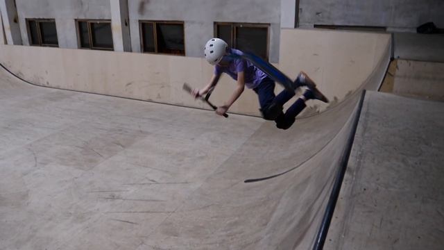 Дети творят жесть. Супер невероятные трюки на самокатах смотреть онлайн