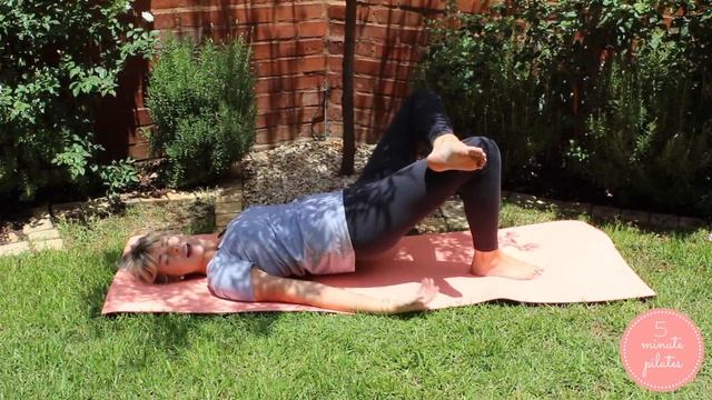 5 Minute Pilates {#6 Bridge Challenge} at home butt exercises смотреть онлайн