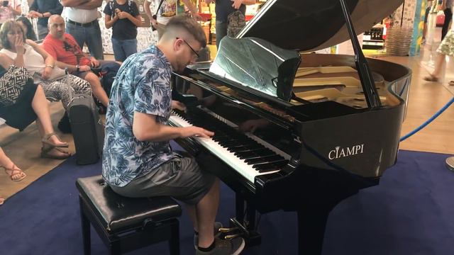 Playing piano in a Roman Airport [Kyle Landry] смотреть онлайн