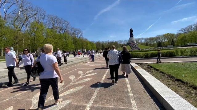 Почему немцы не празднуют 9 Мая! День Победы в Берлине смотреть онлайн