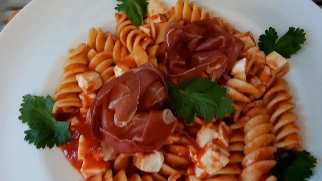 Большие Фузилли ? в томатном соусе с базиликом, Тофу, Хамоном/Fusilli Giganti et tofu, sauce tomate смотреть онлайн