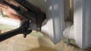 откручиваю американку с КРАНа отопления БАТАРЕИ нижней трубы