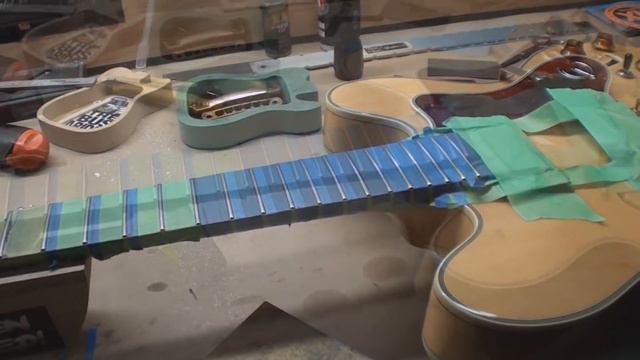 Epiphone DOT Guitar Gets Some Needed Help смотреть онлайн