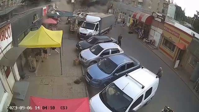 Прилет ракеты ПВО в Константиновке по рынку. смотреть онлайн