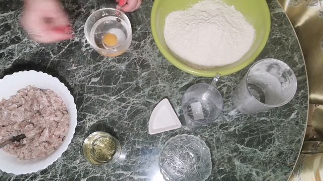 САМЫЕ ВКУСНЫЕ чебуреки!!! Тесто получается воздушное немного слоёное с поджаристой корочкой!!! смотреть онлайн