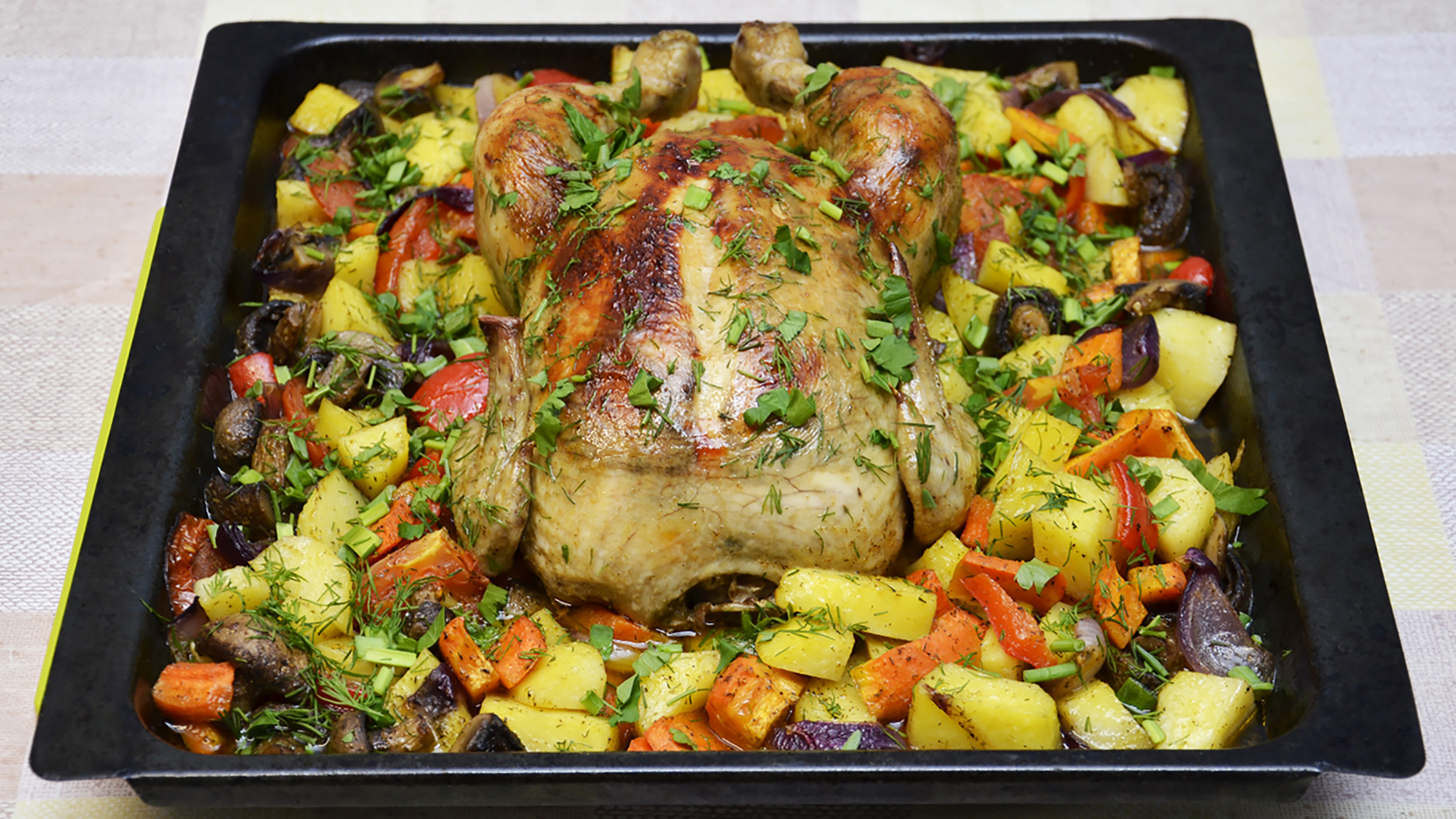 Курица с овощами запечённая в духовке идеальный рецепт на праздничный стол.
