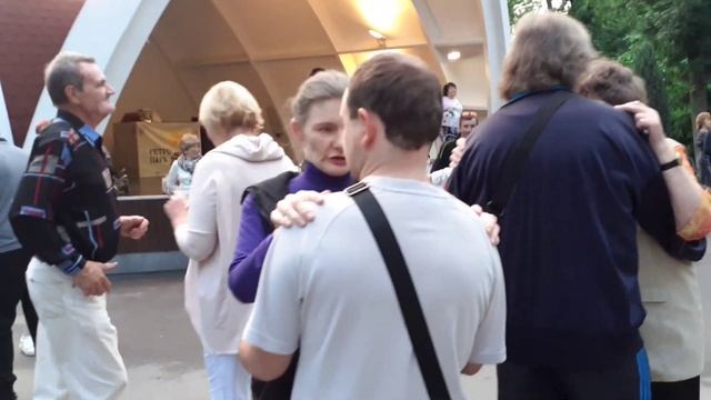 А МОРЕ В ТВОИХ ЛАДОНЯХ ПРОСТО ВОДА! ХАРЬКОВ ТАНЦЫ В ПАРКЕ ГОРЬКОГО 2021 смотреть онлайн