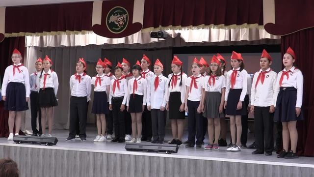 Фестиваль пионерской песни. "Песня о первом пионерском отряде". Исполняет 5 Б класс смотреть онлайн