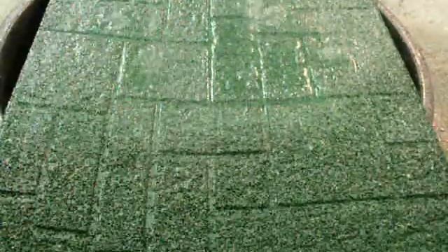 Резиновая дорожка пропускает воду. смотреть онлайн