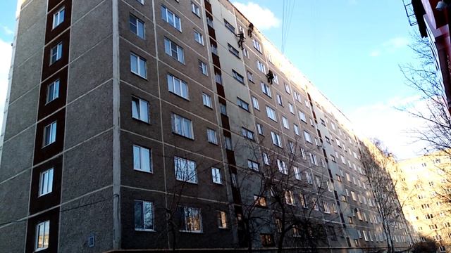 Что делают мужчины на стенах 9-ого этажа жилого дома смотреть онлайн