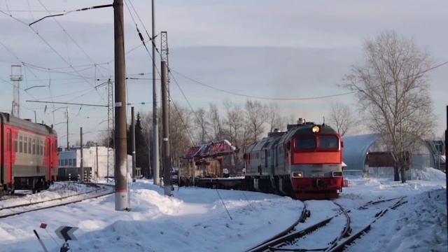 Тепловоз 2М62У-0200 с хозяйственным поездом на территории ОПМС-68 Купавна. смотреть онлайн
