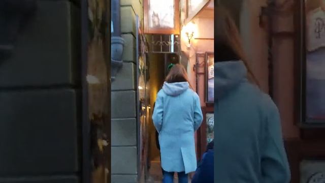 Самая узкая пешеходная улица в Праге! смотреть онлайн