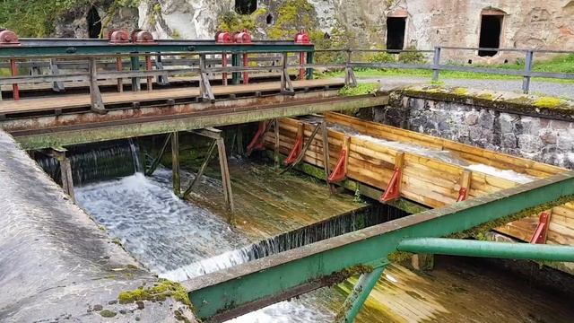 Для чего сделаны эти деревянные желоба? смотреть онлайн